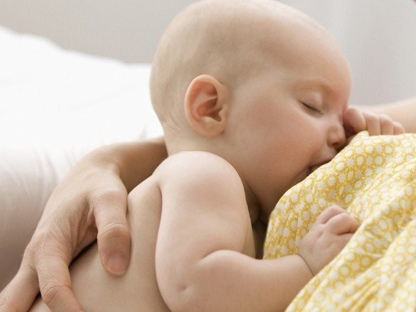 Mẹ ngủ trong khi cho con bú, liệu có an toàn cho bé?